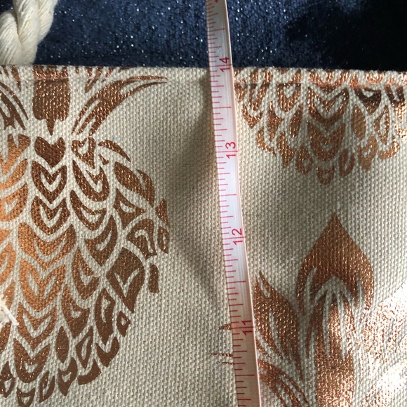 Super fun lightweight beach bag with pineapple design✨ - Picture 8 of 13